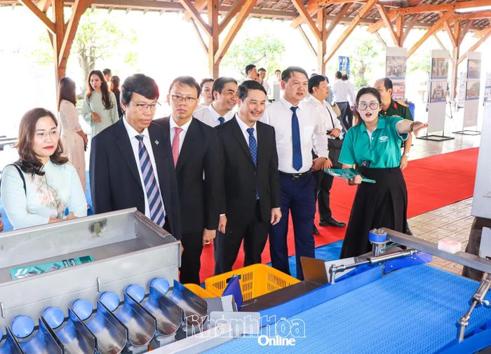 Các đại biểu tham quan khu vực trưng bày, triển lãm của nhà trường.
