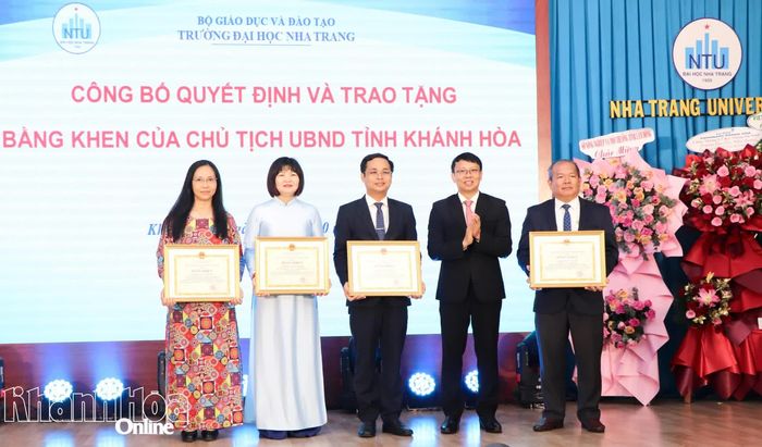 Đồng chí Nguyễn Thanh Hà trao bằng khen của UBND tỉnh cho các cá nhân của Trường Đại học Nha Trang.