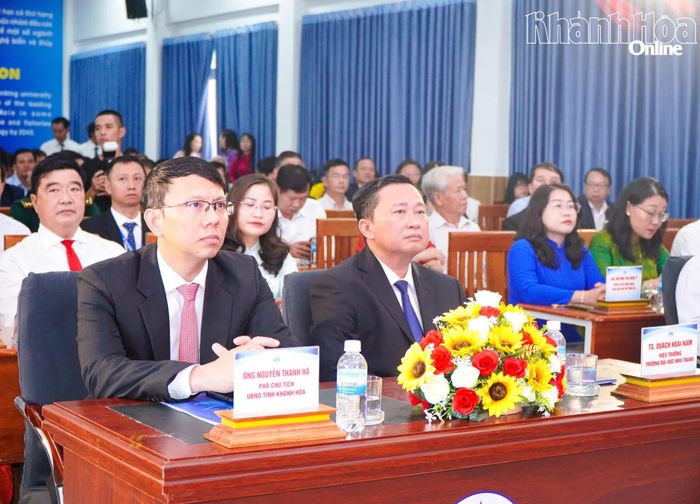 Đồng chí Nguyễn Thanh Hà và các đại biểu tham dự lễ kỷ niệm.
