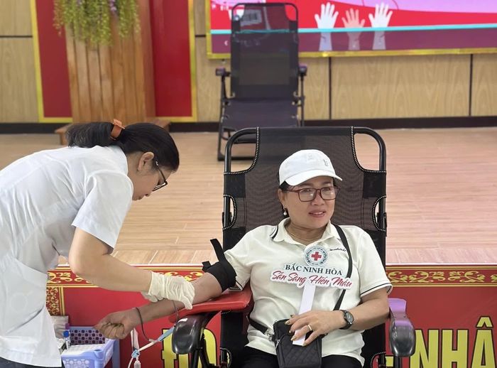 Người dân xã Bắc Ninh Hòa tham gia hiến máu tình nguyện.