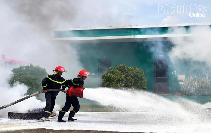 Các chiến sĩ chữa cháy chuyên nghiệp sử dụng bọt chữa cháy để dập lửa.