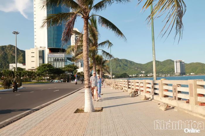 Một đoạn lan can được thay mới ở bờ biển Phạm Văn Đồng.