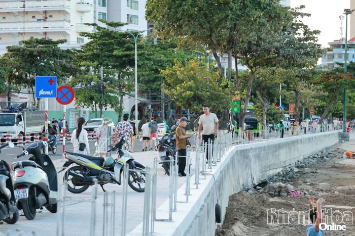 Một đoạn lan can đang thi công phần móng bờ biển Phạm Văn Đồng.