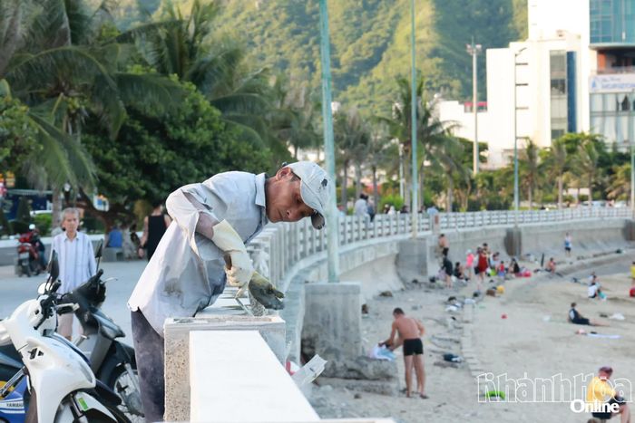 Công nhân đang dần hoàn thiện lan can bờ biển.