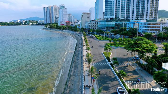 Lan can mới được nâng cấp ở dọc bờ biển Phạm Văn Đồng.
