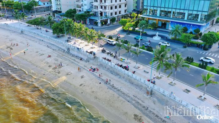 Dải lan can mới đang dần hoàn thiện dọc biển đường Phạm Văn Đồng.