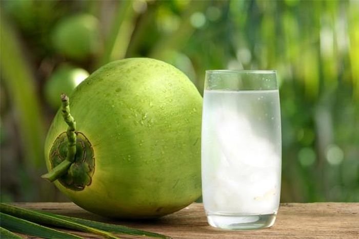 Nước dừa chứa lượng kali cao giúp bù nước và cân bằng điện giải hiệu quả.