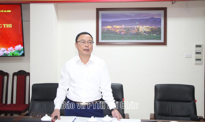 Đồng chí Phạm Văn Hải - Chủ tịch Hội Văn học - Nghệ thuật tỉnh phát biểu tại cuộc họp.