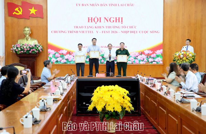 ... trao Bằng khen của Chủ tịch UBND tỉnh cho các cá nhân.