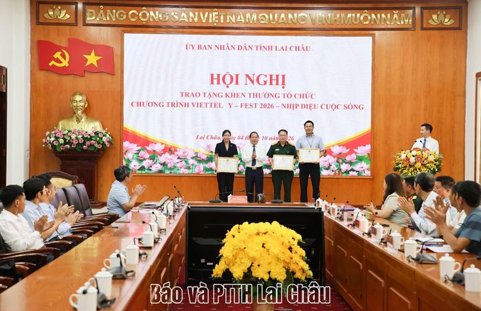 Thừa uỷ quyền, đồng chí Tống Thanh Hải - Phó Chủ tịch Thường trực UBND tỉnh, Trưởng Ban Tổ chức Chương trình đã trao tặng Bằng khen của Chủ tịch UBND tỉnh cho các tập thể.