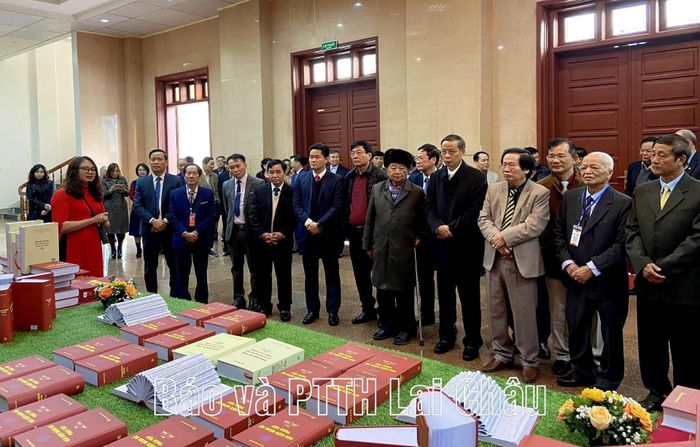 Các đại biểu nghe thuyết minh giới thiệu Văn kiện Đảng bộ tỉnh Lai Châu toàn tập, bộ Biên niên sự kiện lịch sử Đảng bộ tỉnh Lai Châu 1949-2020, nhân Kỷ niệm 20 năm chia tách, thành lập tỉnh Lai Châu (1/1/2004-1/1/2024).