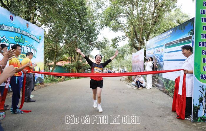 Vận động viên nữ đầu tiên về đích ở cự ly 5km.