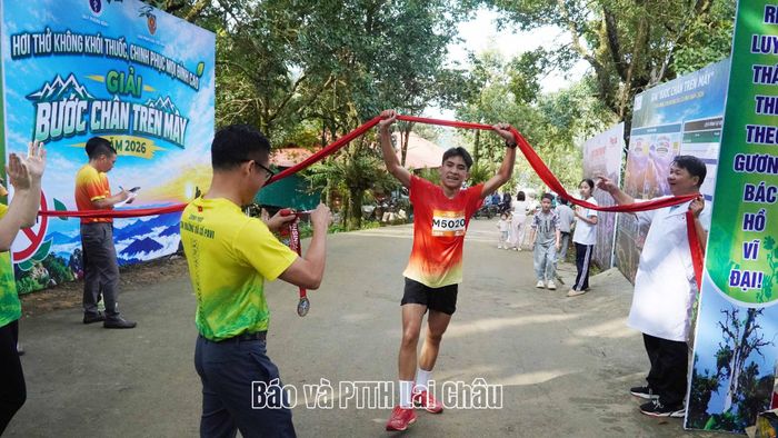 Vận động viên về đích đầu tiên ở cự ly 5km.