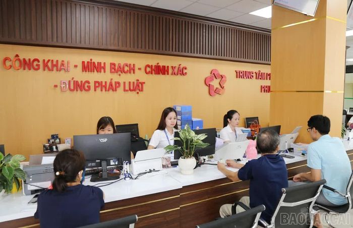 Người dân thực hiện thủ tục hành chính tại Trung tâm Phục vụ hành chính công phường Cam Đường.