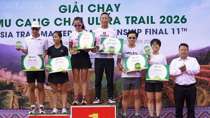 Đồng chí Nguyễn Cảnh Minh - Phó Bí thư Thường trực Đảng ủy xã Mù Cang Chải trao giải cho các vận động viên đạt thành tích cao ở cự ly 100 km.