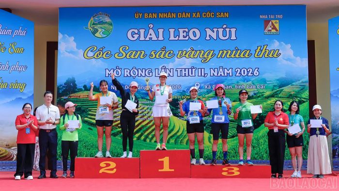 Ban tổ chức trao giải cho các vận động viên xuất sắc nội dung nữ Phong trào.