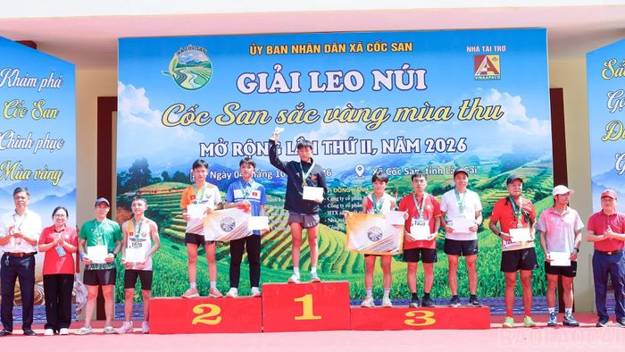 Ban tổ chức trao giải cho các vận động viên xuất sắc nội dung nam Phong trào.