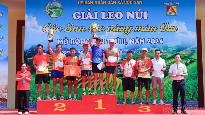 Ban tổ chức trao giải cho các vận động viên xuất sắc nội dung đồng đội nam Chuyên nghiệp trên 41 tuổi.