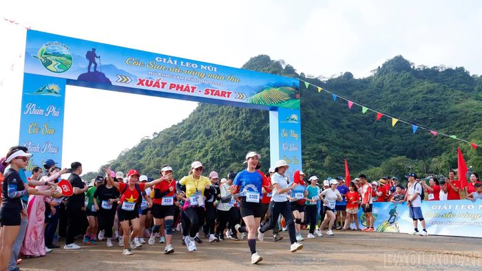Các vận động viên xuất phát, tranh tài tại Giải leo núi “Cốc San - Sắc vàng mùa thu” mở rộng lần thứ II năm 2026.