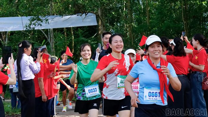 Các vận động viên nhận được sự cổ vũ nhiệt tình của người dân xã Cốc San.