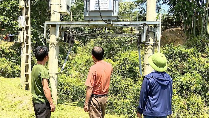 Gia đình ông Vàng A Pủa, thôn Làng Tống, xã Trạm Tấu nhường đất sản xuất để dựng trạm biến áp và đường dây hạ áp.