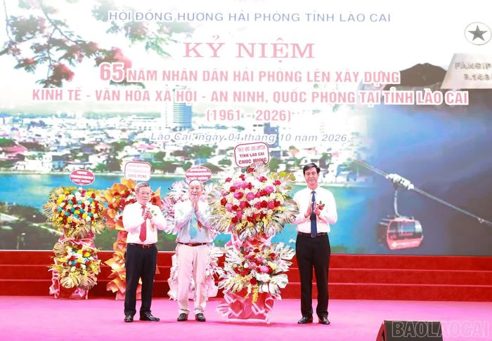 Đồng chí Phan Trung Bá - Phó Chủ tịch UBND tỉnh Lào Cai chúc mừng Hội đồng hương Hải Phòng tỉnh Lào Cai.