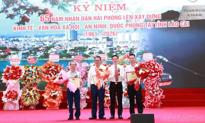 Các tập thể, cá nhân có thành tích xuất sắc được lãnh đạo tỉnh Lào Cai và thành phố Hải Phòng trao tặng Bằng khen.