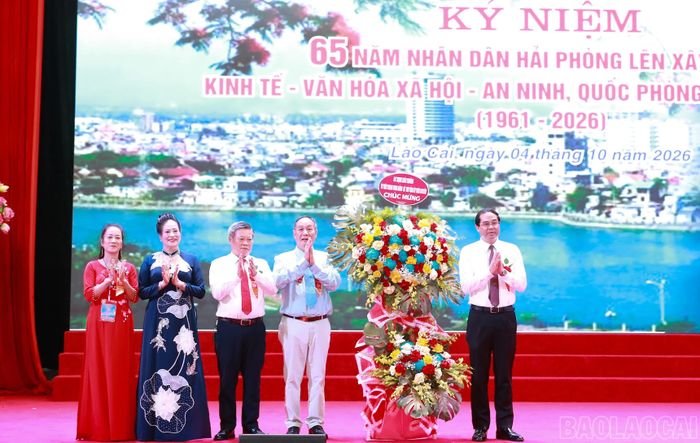 Đồng chí Trịnh Xuân Trường - Ủy viên Ban Chấp hành Trung ương Đảng, Bí thư Tỉnh ủy Thái Nguyên, nguyên Bí thư Tỉnh ủy Lào Cai, tặng hoa, chúc mừng Hội đồng hương Hải Phòng tỉnh Lào Cai.