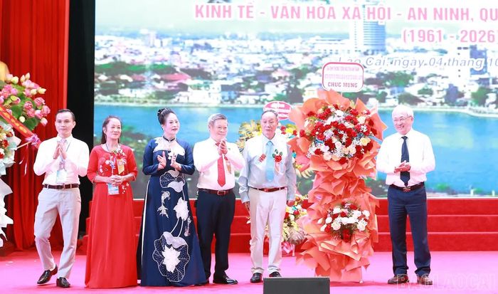 Thượng tướng Nguyễn Văn Thành - nguyên Ủy viên Trung ương Đảng, nguyên Thứ trưởng Bộ Công an, nguyên Bí thư Thành ủy Hải Phòng, tặng hoa, chúc mừng Hội đồng hương Hải Phòng tỉnh Lào Cai.