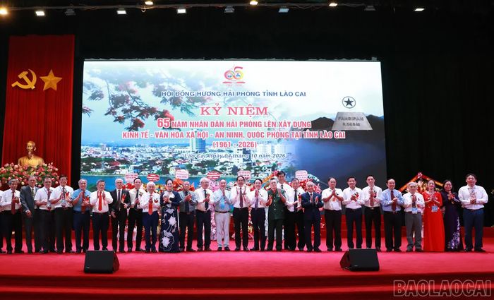 Các đại biểu chụp ảnh lưu niệm.