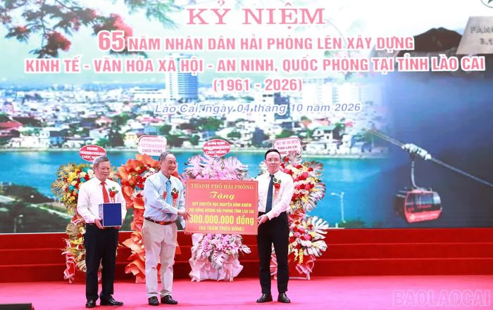 Lãnh đạo UBND thành phố Hải Phòng trao quà của thành phố tặng Quỹ Khuyến học Nguyễn Bỉnh Khiêm và Hội đồng hương Hải Phòng tỉnh Lào Cai.