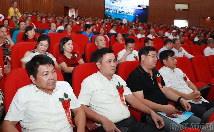 Đại diện lãnh đạo các ngành, địa phương dự Lễ kỷ niệm 65 năm Nhân dân Hải Phòng lên xây dựng quê hương Lào Cai.