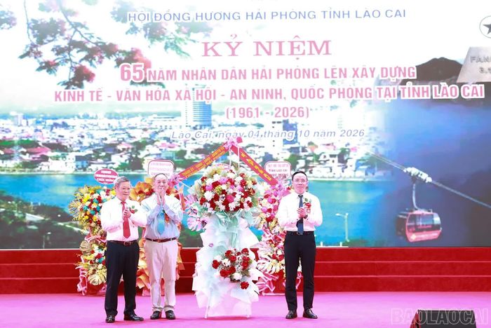 Đồng chí Đào Trọng Đức - Phó Chủ tịch UBND thành phố Hải Phòng tặng hoa, chúc mừng Hội đồng hương Hải Phòng tỉnh Lào Cai.