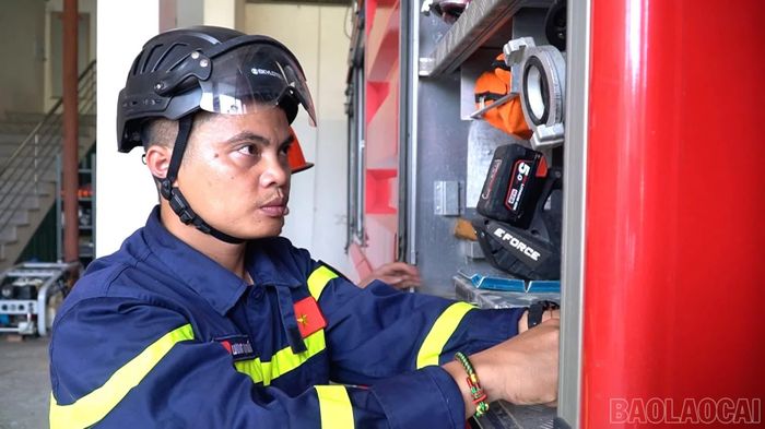Thượng úy Lương Mạnh Duẩn thường xuyên rèn luyện thể lực, kiểm tra trang thiết bị phục vụ công tác PCCC và CNCH.