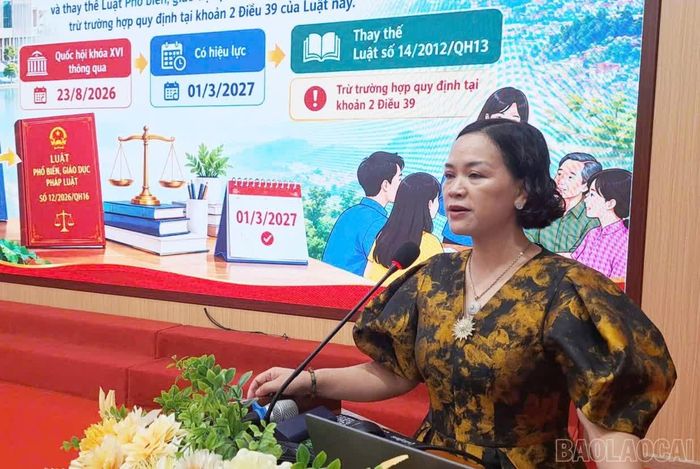 Đồng chí Nguyễn Lê Hằng - Phó Trưởng phòng Phổ biến, giáo dục pháp luật, Sở Tư pháp tỉnh Lào Cai trực tiếp truyền đạt nội dung buổi tập huấn.