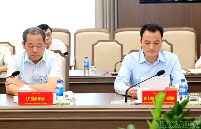 Các thành viên Đoàn giám sát và các đồng chí lãnh đạo tỉnh tham dự buổi làm việc giữa Đoàn giám sát của Ban Thường trực Ủy ban Trung ương MTTQ Việt Nam và UBND tỉnh Lào Cai.