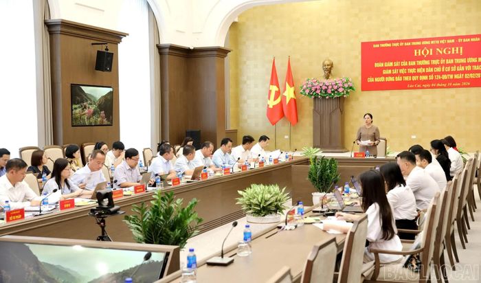 Đồng chí Hà Thị Nga đề nghị tỉnh Lào Cai xác định thực hiện dân chủ ở cơ sở là nhiệm vụ chính trị thường xuyên, quan trọng trong công tác xây dựng Đảng và hệ thống chính trị.