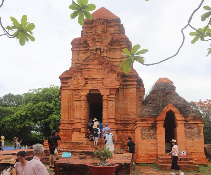 Di tích tháp Pô Sah Inư, phường Phú Thủy nơi sẽ diễn ra các hoạt động nghi lễ đặc sắc trong Lễ hội Katê