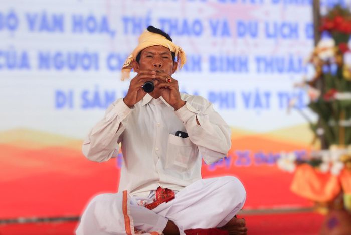 Biểu diễn thổi kèn saranai trong Lễ hội Katê