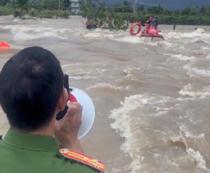 Công an xã Hàm Liêm phối hợp Đội Tìm kiếm cứu nạn Bình Thuận cứu người dân bị kẹt giữa dòng nước lũ
