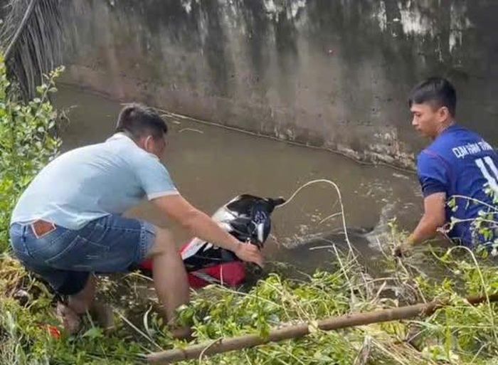 Lực lượng Công an phường Hàm Thắng phối hợp hỗ trợ người dân tìm kiếm phương tiện bị nước cuốn trôi trong mùa lũ