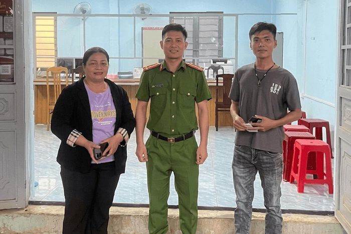 Công an xã Nhân Cơ chứng kiến và hỗ trợ người dân hoàn trả số tiền 477 triệu đồng do chuyển nhầm tài khoản