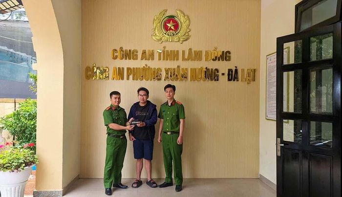 Đồng chí Nguyễn Thái Hiệp, Phòng Cảnh sát phòng cháy, chữa cháy và cứu nạn, cứu hộ Công an Lâm Đồng trao tận tay du khách đánh rơi ví tiền
