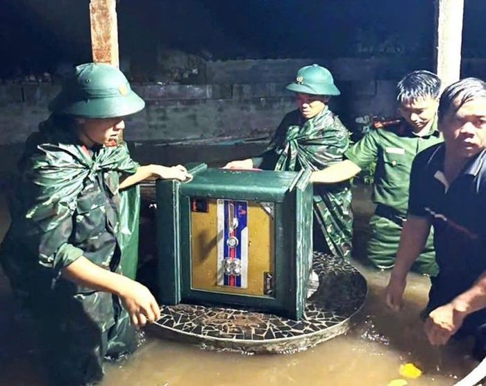 Cán bộ, chiến sĩ Công an đặc khu Phú Quý phối hợp cùng các lực lượng xuyên đêm hỗ trợ Nhân dân di dời tài sản đến nơi an toàn