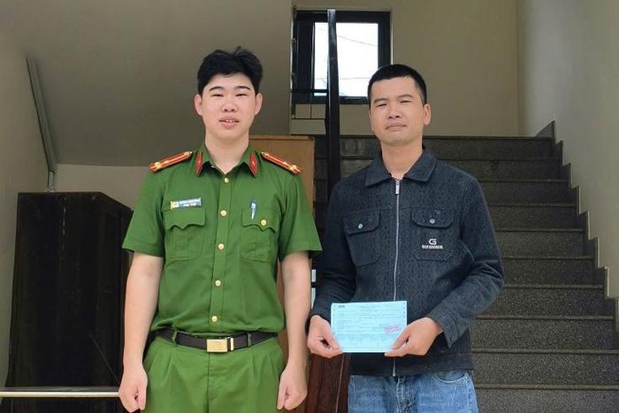 Công an xã Di Linh hỗ trợ anh Trần Văn Tưởng chuyển trả lại số tiền 1 tỉ đồng do người khác chuyển nhầm