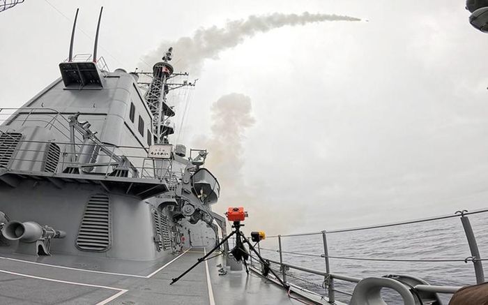 Một tên lửa Tomahawk được phóng từ tàu khu trục JS Chokai của Lực lượng Phòng vệ trên biển Nhật Bản vào tháng 7-2026.