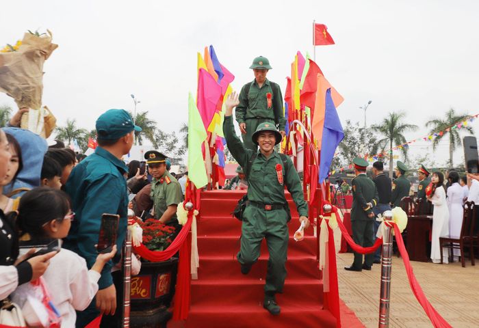 Các chiến sĩ bước qua cầu vinh quang, hăng hái lên đường nhập ngũ năm 2026. (Ảnh tư liệu)