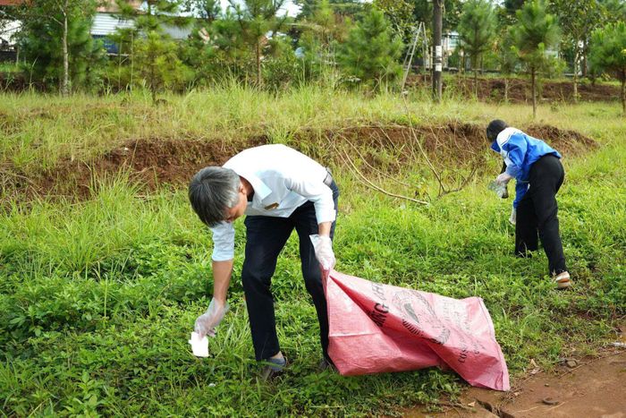 Các lực lượng xã Quảng Trực thu gom rác thải dọc các tuyến đường chính