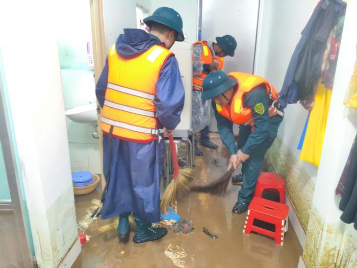 Tiếp tục hỗ trợ người dân dọn dẹp sau khi nước rút vào sáng 4/10