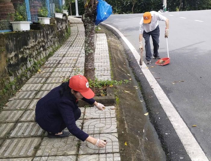 Người dân phường Lâm Viên - Đà Lạt tham gia vệ sinh môi trường. Nguồn: facebook Tuổi trẻ Lâm Viên - Đà Lạt